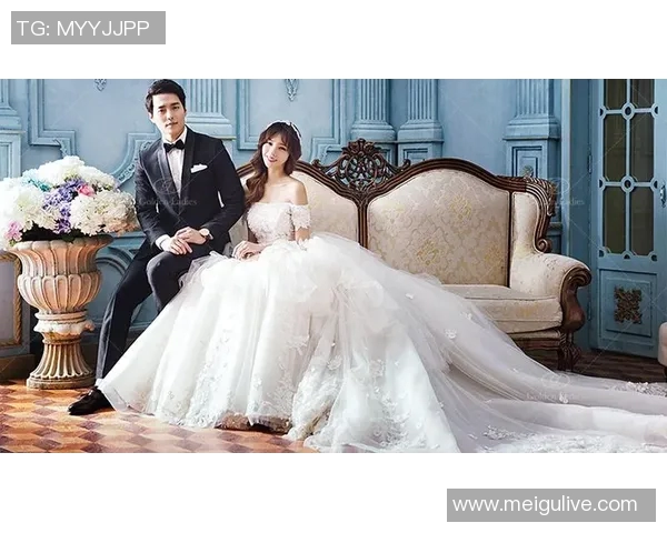 男足球明星与女明星亲密合影展现运动与时尚的完美结合